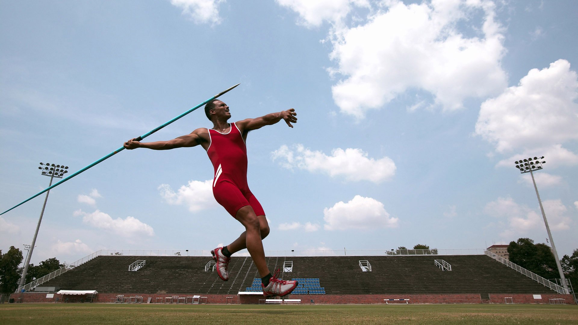 梅西第八次捧起金球奖 刷新历史纪录再创辉煌