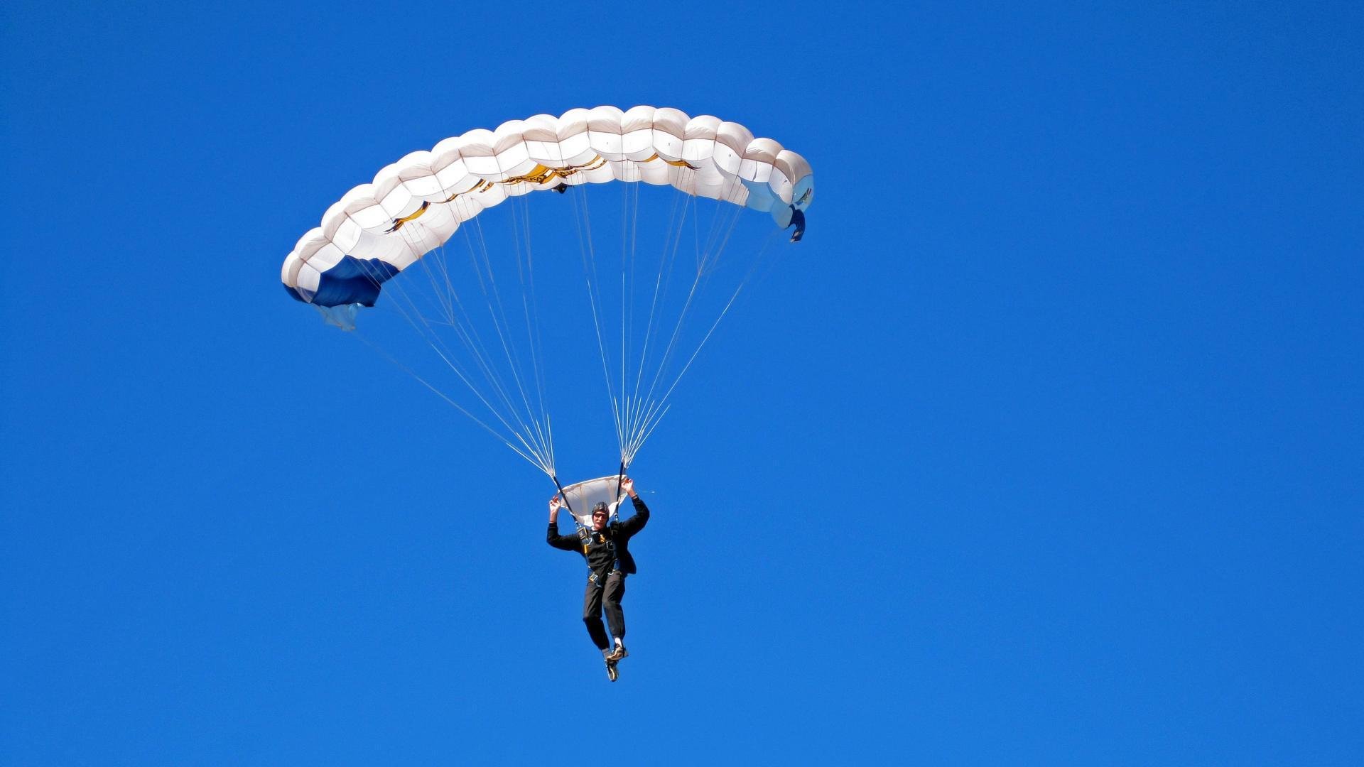 梅西第八次捧起金球奖 刷新历史纪录成足坛第一人